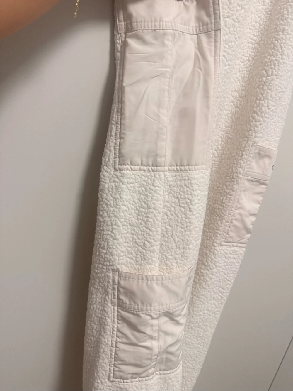 ALO Yoga Cream Sherpa Pocket Joggers